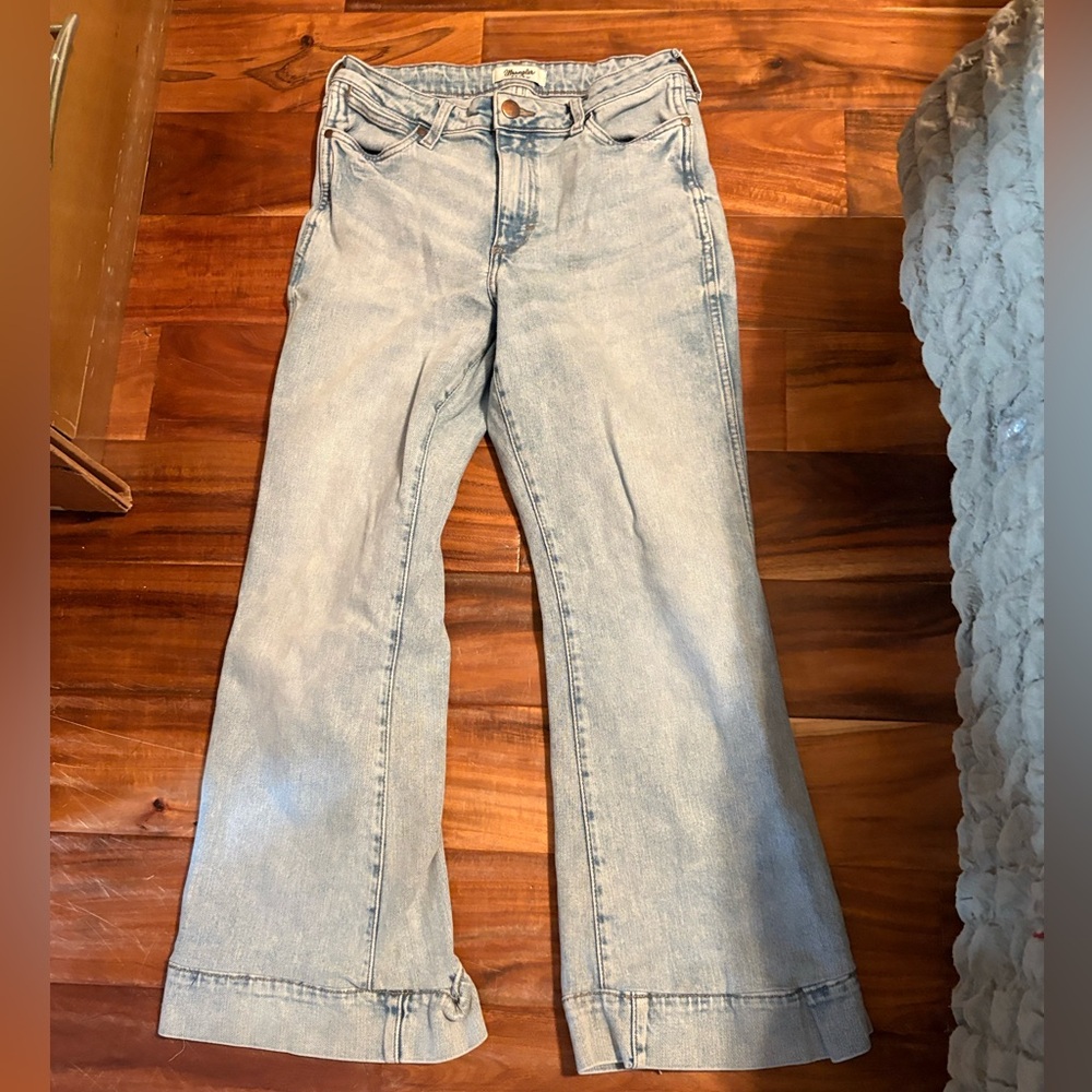 Wrangler Light Wash Flared Women's Jeans